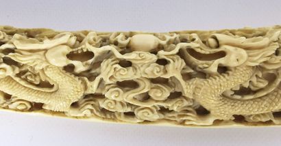 null CHINE, Pékin, vers 1930.

Petite défense en ivoire sculpté à décor de dragons...