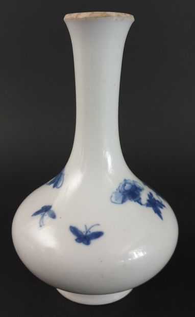 null CHINE, vers 1900.

Vase balustre à long col en porcelaine et émaux blanc-bleu...