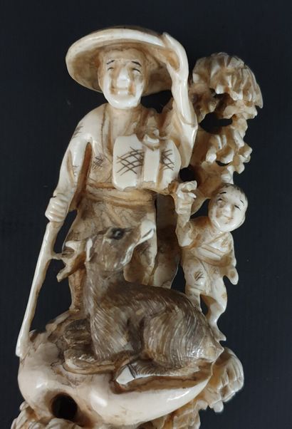 null JAPON, premier quart du XXème siècle.

Okimono en ivoire sculpté figurant un...