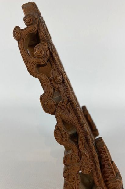 null INDOCHINE ou CHINE DU SUD, vers 1900.

Cadre en bois sculpté à décor de dragons.

H_24,5...