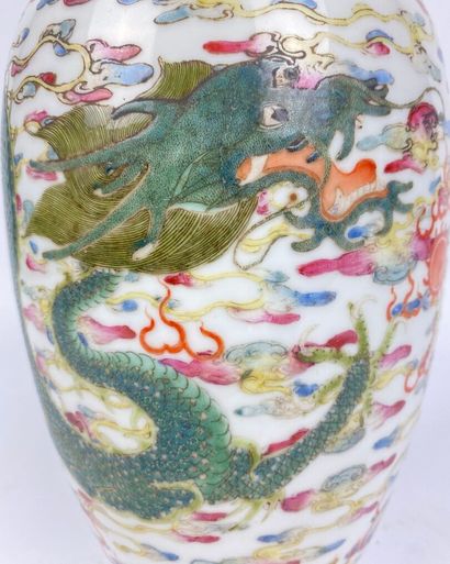 null CHINE.

Vase balustre porcelaine et émaux polychromes à décor de deux dragons...