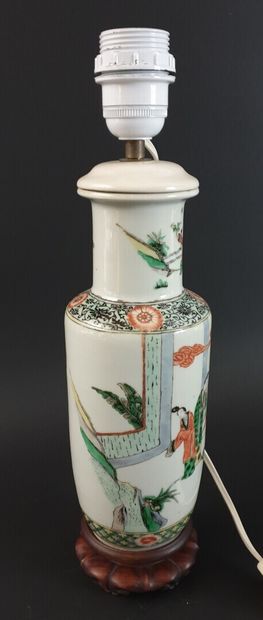 null CHINE.

Vase balustre à col droit en porcelaine et émaux de la Famille Verte...