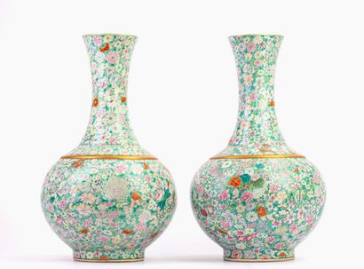 null CHINE, XIXème siècle.

Paire d'importants vases balustres "millefleurs" en porcelaine...