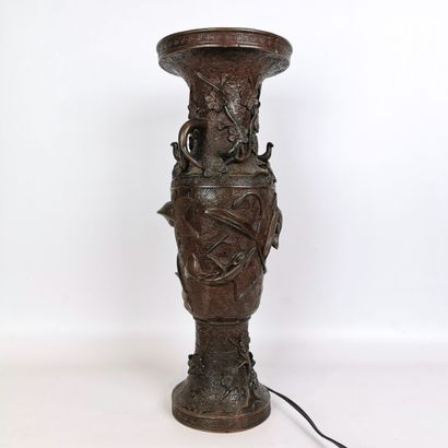 null JAPON, période Meiji (1868-1912).

Vase en bonze à patine brune à décor de poissons,...