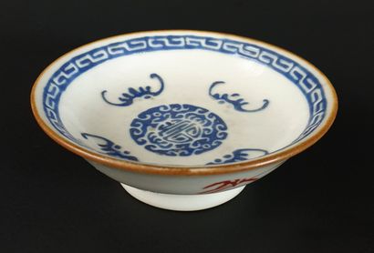 null CHINE, période République (1912-1949).

Coupelle en porcelaine et émaux blanc-bleu...