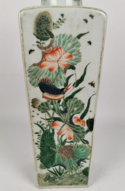 null CHINE, fin de la dynastie Qing (1644-1912).

Vase quadrangulaire en porcelaine...