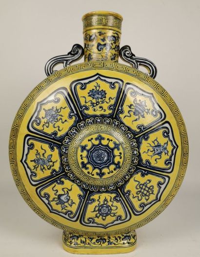 null CHINE, fin de la dynastie Qing (1644-1911).

Importante gourde bianhu en porcelaine...