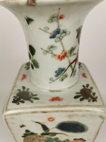 null CHINE, fin de la dynastie Qing (1644-1912).

Vase quadrangulaire en porcelaine...