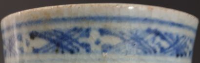 null CHINE.

Gobelet en porcelaine et émaux blanc-bleu craquelés.

H(sans socle)_7,5...