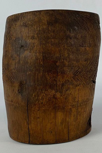 null CHINE, XIXème siècle.

Pot à pinceaux dit "bitong" en bambou sculpté d'une scène...