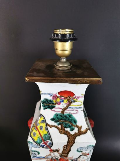 null CHINE, dynastie Qing (1868-1912).

Vase balustre quadrangulaire en porcelaine...