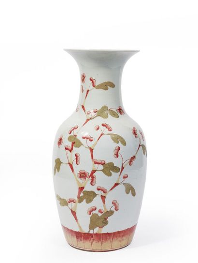 null CHINE, vers 1900.

Vase balustre en porcelaine blanche à décor émaillé polychrome...