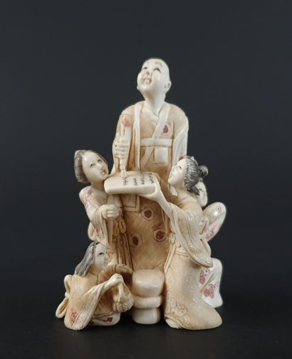 null JAPON, début du XXème siècle.

Netsuke en ivoire sculpté figurant un homme à...
