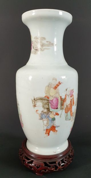 null CHINE, vers 1900.

Vase balustre en porcelaine et émaux de la Famille Rose sur...