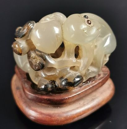 null 
CHINE.




Petit groupe en agate sculptée figurant deux singes.




L_4,5 ...