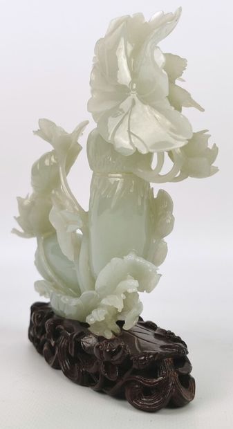 null CHINE.

Vase couvert en jade sculpté à décor en relief de fleurs et oiseaux.

H_14...