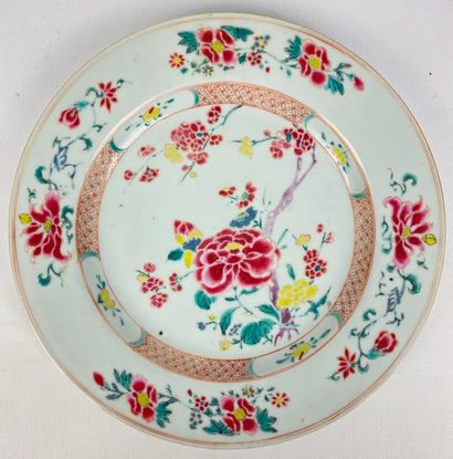 null CHINE.

Assiette en porcelaine à décor floral polychrome.

XVIIIème siècle.

D_22,8...