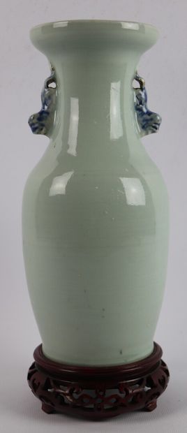 null CHINE, fin du XIXème siècle.

Petit vase balustre en porcelaine à décor en émaux...