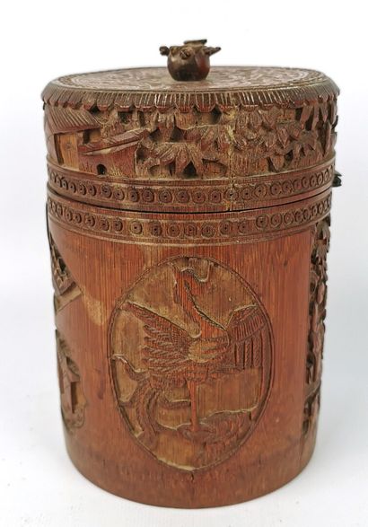 null CHINE, XXème siècle.

Boite cylindrique en bambou sculpté à décor de personnages,...