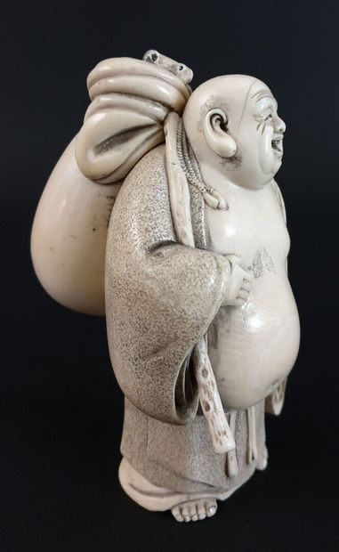 null 
JAPON, première moitié du XXème siècle.




Okimono en ivoire sculpté figurant...