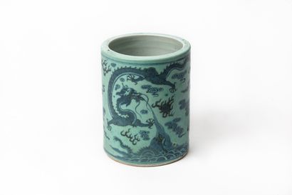 null CHINE, dynastie Qing (1644-1911).

Pot à pinceaux "bitong" en porcelaine et...