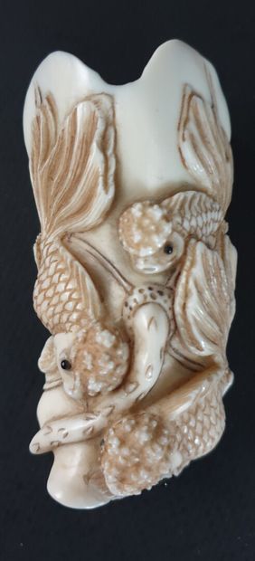 null JAPON, vers 1900.

Réunion de trois pots à encre en ivoire sculpté à décor de...