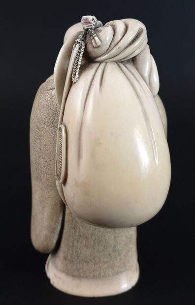 null 
JAPON, première moitié du XXème siècle.




Okimono en ivoire sculpté figurant...