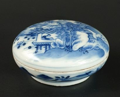 null CHINE, fin du XIXème siècle.

Boîte lenticulaire en porcelaine et émaux blanc-bleu...