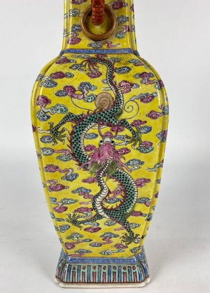 null CHINE, fin de la dynastie Qing (1644-1911).

Paire de vases en porcelaine à...