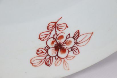 null CHINE.

Plat en porcelaine à décor de la famille rose de chrysanthèmes et bambous.

Epoque...