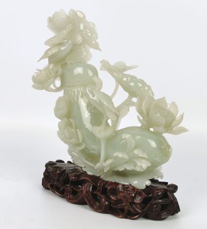 null CHINE.

Vase couvert en jade sculpté à décor en relief de fleurs et oiseaux.

H_14...