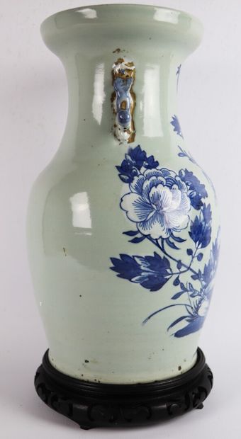null CHINE, vers 1900.

Vase balustre en porcelaine et émaux bleus sur fond céladon...