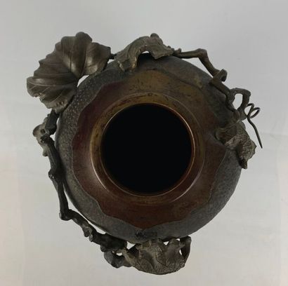 null JAPON, période Meiji (1868-1912).

Vase en bronze à deux patines à décor en...