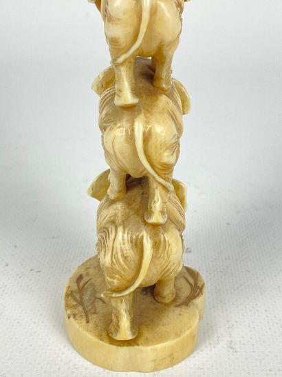 null JAPON, période Meiji (1868-1912).

Autel en ivoire figurant une déesse encadrée...