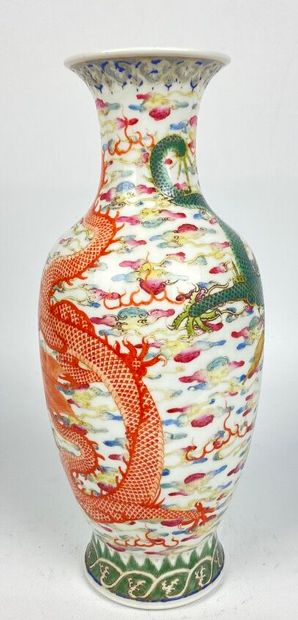 null CHINE.

Vase balustre porcelaine et émaux polychromes à décor de deux dragons...