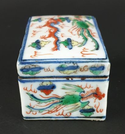 null CHINE, style Wanli.

Boîte rectangulaire en porcelaine émaillée "wucai" à décor...