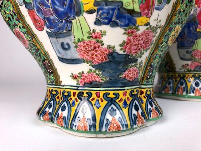 null CHINE, XXème siècle.

Paire de vases à anses sinueuses en porcelaine et émaux...