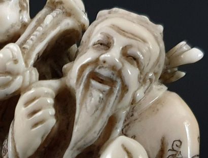 null JAPON, début du XXème siècle.

Netsuke en ivoire sculpté figurant un sage à...
