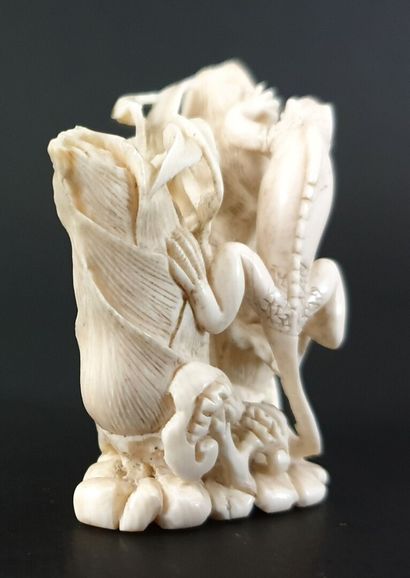 null JAPON, début du XXème siècle.

Netsuke en ivoire sculpté figurant un iguane...