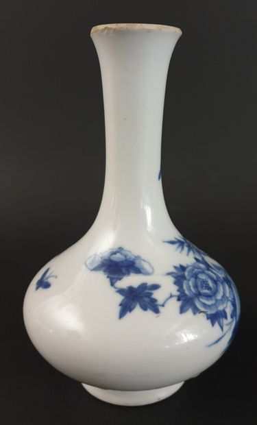 null CHINE, vers 1900.

Vase balustre à long col en porcelaine et émaux blanc-bleu...