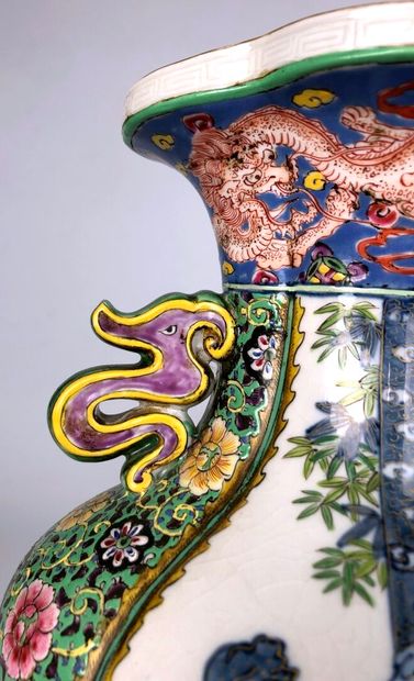 null CHINE, XXème siècle.

Paire de vases à anses sinueuses en porcelaine et émaux...