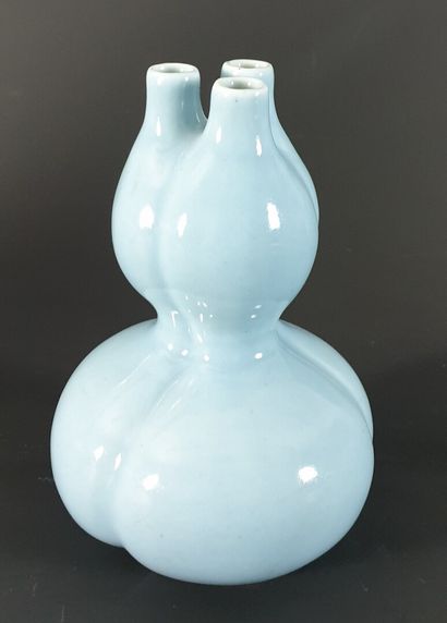 null CHINE, XXème siècle.

Vase triple gourde en porcelaine et émail dit « clair-de-lune ».

H_17,2...