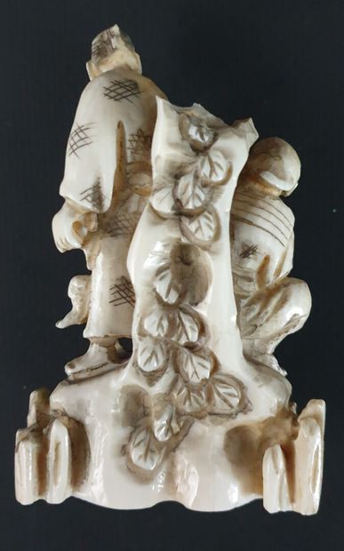 null JAPON, premier quart du XXème siècle.

Okimono en ivoire sculpté figurant un...