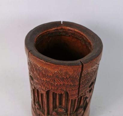 null CHINE, XXème siècle.

Pot à pinceaux dit "bitong" en bambou sculpté à décor...