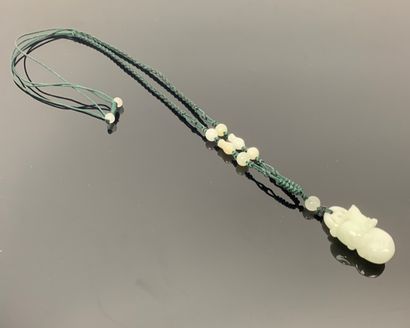 null CHINE.

Pendentif en jade blanc à légère veinure verte figurant un rat sur une...