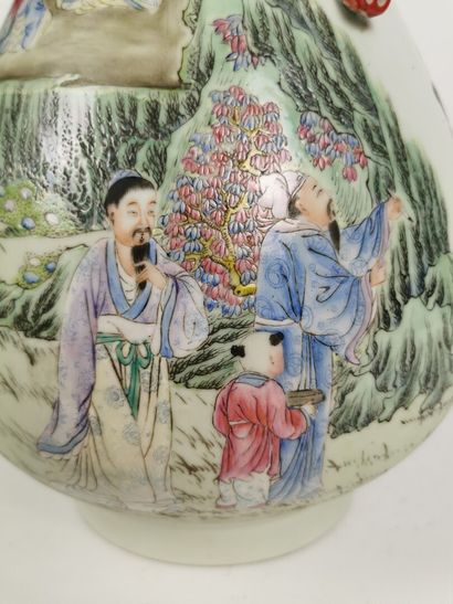 null CHINE.

Vase pansu en porcelaine et émaux polychromes à décor de scènes de leçons...