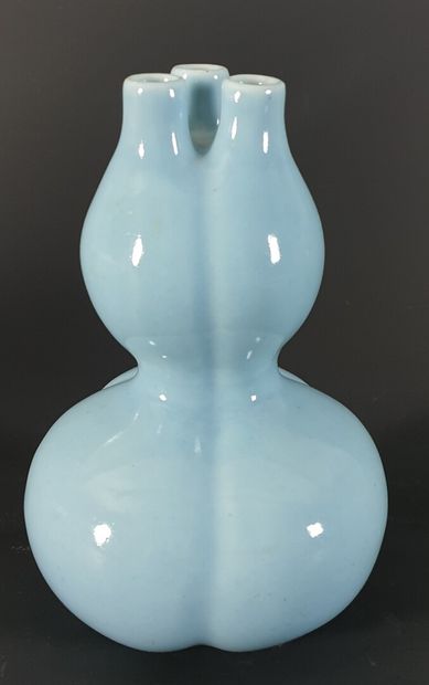 null CHINE, XXème siècle.

Vase triple gourde en porcelaine et émail dit « clair-de-lune ».

H_17,2...