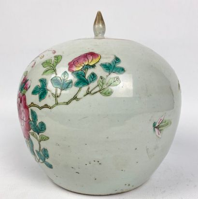 null CHINE, fin du XIXème siècle.

Pot à gingembre en porcelaine à décor polychrome...