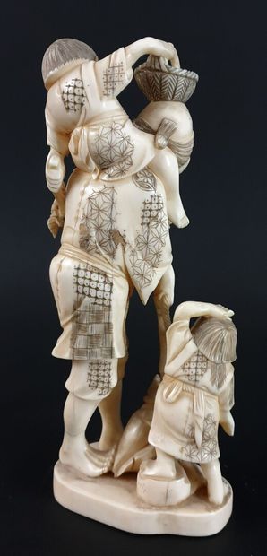 null JAPON, début du XXème siècle.

Petit okimono en ivoire sculpté figurant un homme...