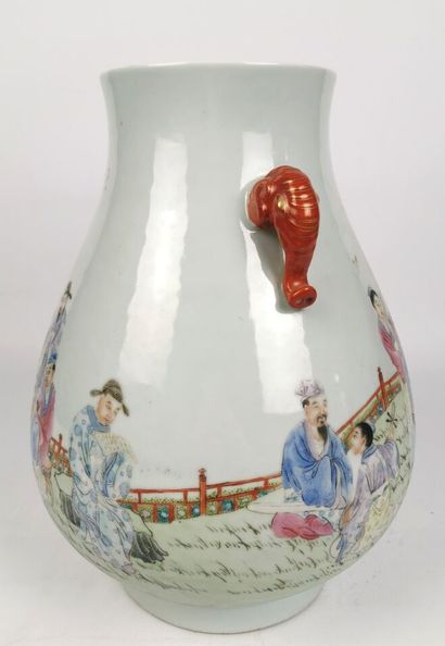 null CHINE.

Vase pansu en porcelaine et émaux polychromes à décor de scènes de leçons...